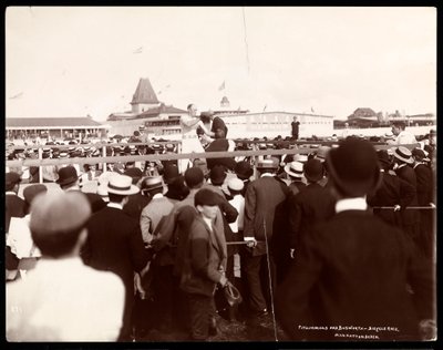 Een bokswedstrijd tussen Robert Prometheus Fitzsimmons en Bosworth op de dag van een wielerwedstrijd op Manhattan Beach, New York, 1895 door Byron Company